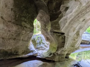 Carter Caves State Resort Park-source: kentuckyhiker
